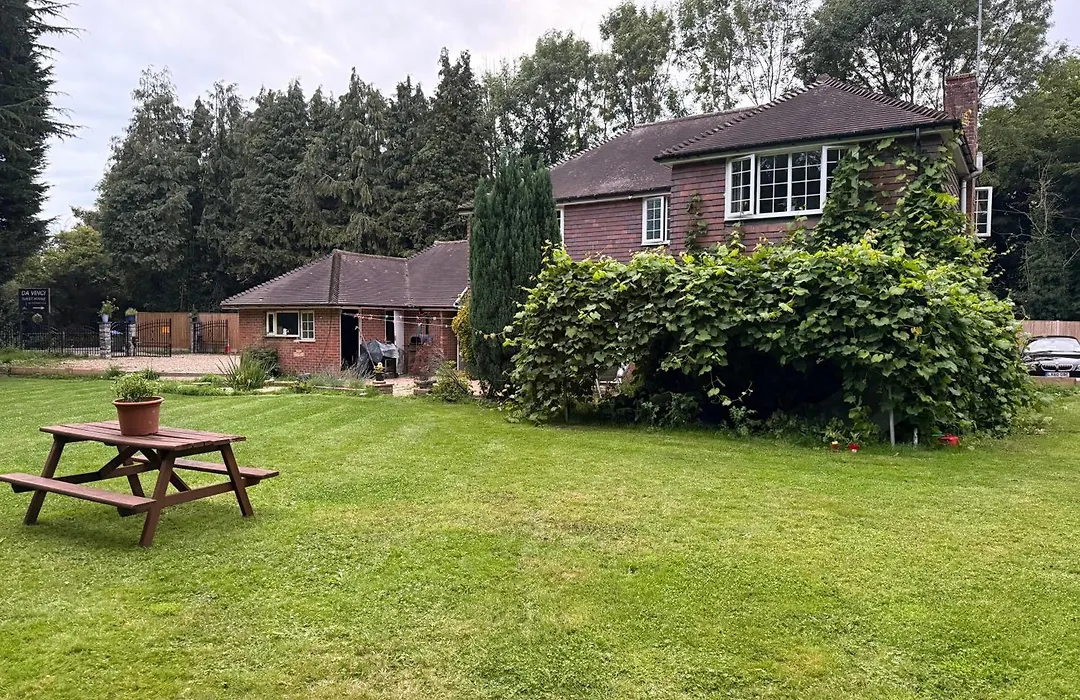 Da Vinci Guest House Gatwick Guest Parking, A Real Gem-1